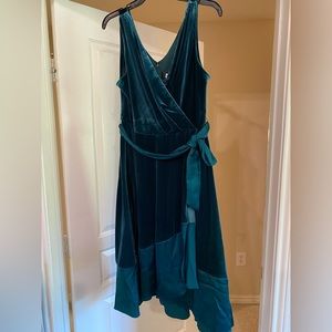 DKNY
Stretch Velvet Satin Trim Surplice V-Neck Sleeveless Wrap Tie Midi Dress